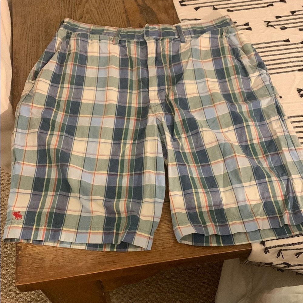Men’s vintage Hollister cotton madras flat front shorts. Size 31